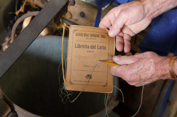 Старая итальянская тетрадь, которую держат выветрившиеся мужские руки (винтаж
) - Фото, изображение