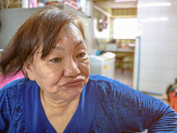 古いアジアの女性を作る変な顔、かわい古いウォメ - 写真・画像