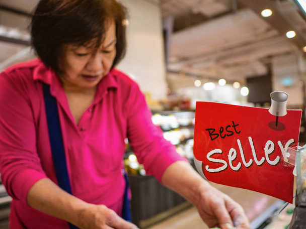 Viejo asiático mujeres compras en best seller zona de supermercado, asiático ama de casa compras en supermarke
 - Foto, imagen
