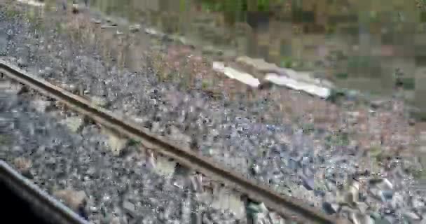 Nézd a sínen mozgó nagy sebességű vonat - Dci 4k felbontású ablakból - Felvétel, videó