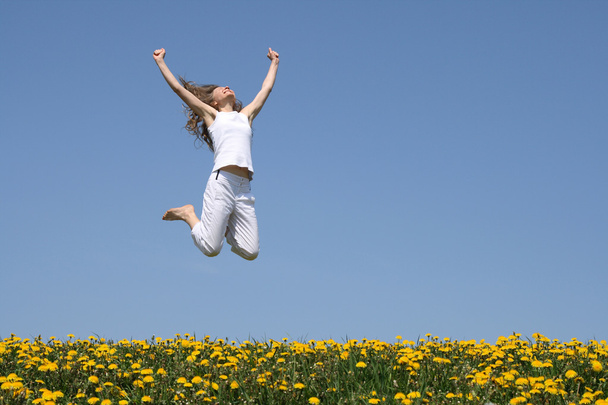 Усміхнена молода жінка в щасливому стрибку
 - Фото, зображення