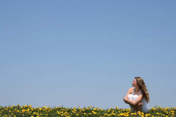 Молода жінка насолоджується свіжим повітрям і сонцем
 - Фото, зображення