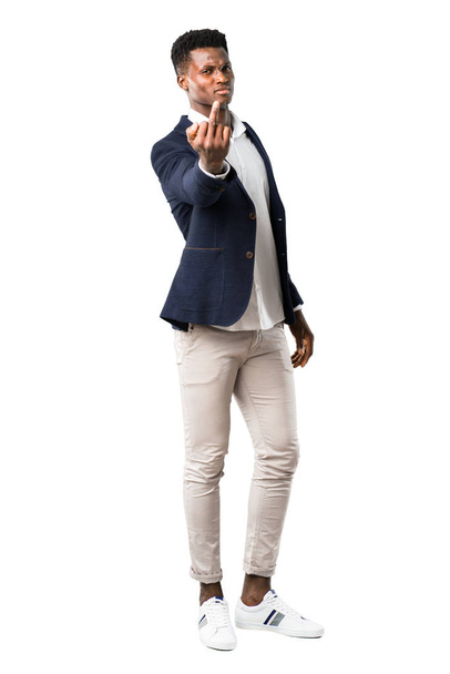 Ganzkörper eines gut aussehenden afrikanisch-amerikanischen Mannes, der eine Jacke trägt und eine Hupgeste macht. negativer Ausdruck auf weißem Hintergrund - Foto, Bild
