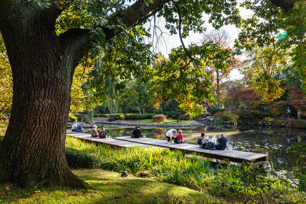 Вроцлав, Польша, 6 октября 2018 года: группа неизвестных отдыхает в японском саду во Вроцлаве, Польша
 - Фото, изображение