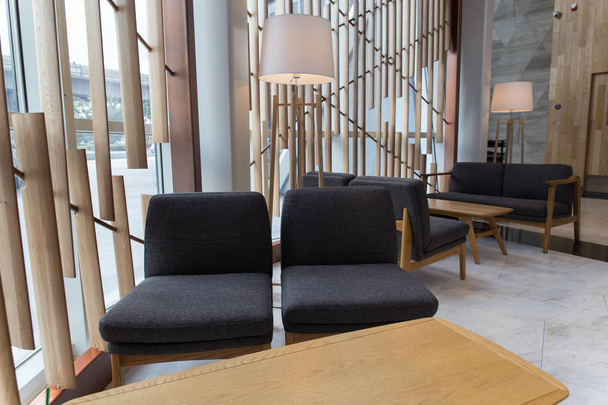 Beaux fauteuils confortables à l'intérieur du café. Chaises et tables dans le café
. - Photo, image