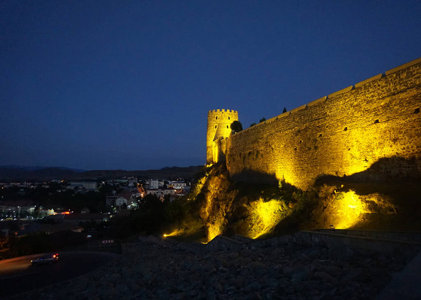 Ahalcihe Rabati erőd várkastély világító torony és a fal este - Fotó, kép