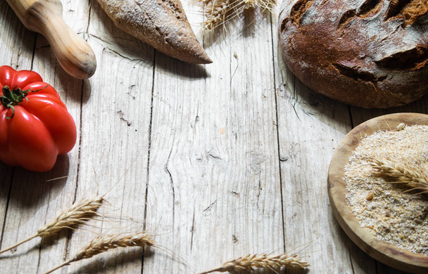 Rusztikus élelmiszer háttér, friss házi kenyérrel  - Fotó, kép