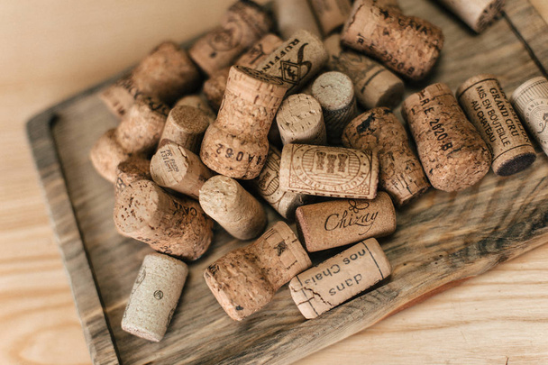 Vista de cerca de los tapones de vino sobre tabla de madera
 - Foto, Imagen