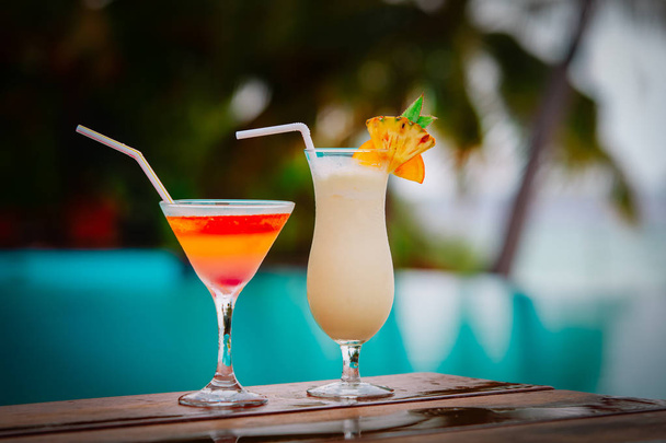 Dos cócteles en un resort de playa de lujo, viajes de lujo
 - Foto, Imagen
