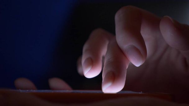 Nahaufnahme, weibliche Finger auf dem Touchscreen des Smartphones. Frau benutzt Handy - Foto, Bild