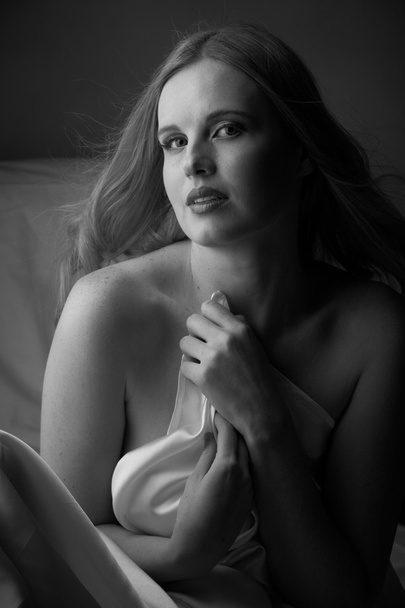 σέξι γυμνός νεαρός καυκάσιος ενήλικη γυναίκα με ξανθά μαλλιά που κάθεται σε ένα κρεβάτι - Φωτογραφία, εικόνα
