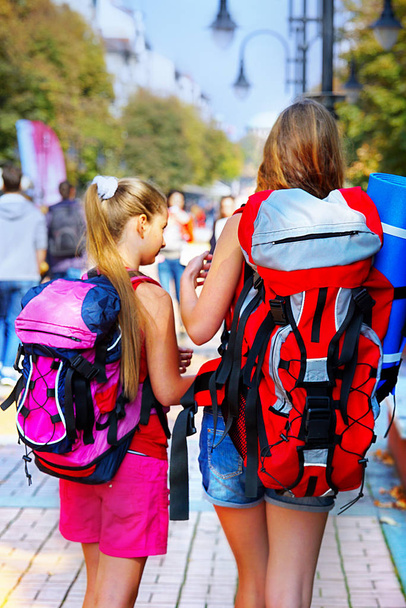 Gezgin kızlar sırt çantası ile yol turist kağıt harita ile arayın. - Fotoğraf, Görsel