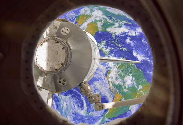 Země v kosmické lodi mezinárodní vesmírná stanice okno okénka. Prvky tohoto obrázku jsou podle Nasa. - Fotografie, Obrázek