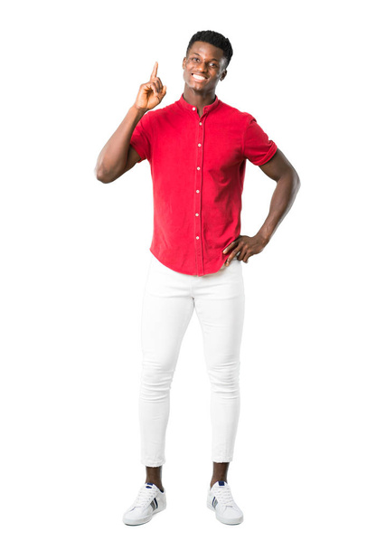 Koko keho Nuori afrikkalainen amerikkalainen mies osoittaa ja nostaa sormea merkki parhaista valkoisella taustalla
 - Valokuva, kuva