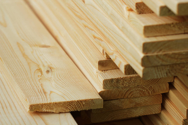 La pila de las tablas nuevas de madera en el almacenaje. Textura de fondo lateral
 - Foto, Imagen