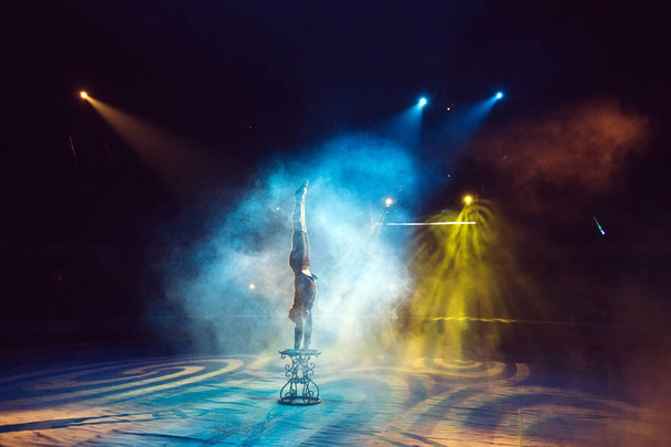 A man dancing in the circus arena. - 写真・画像