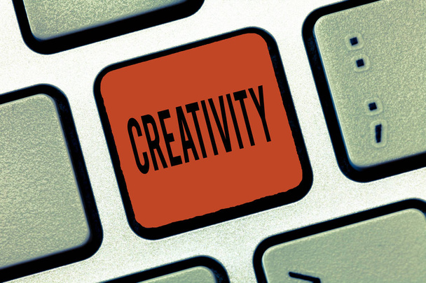 Escrevendo nota mostrando Criatividade. Foto de negócios mostrando Uso da imaginação ou ideias originais para criar algo
 - Foto, Imagem