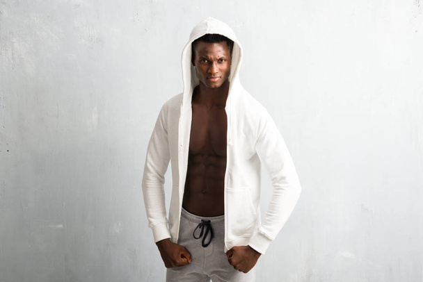 強力なアフリカ系アメリカ人のスポーツマンのスエット シャツを身に着けています。 - 写真・画像