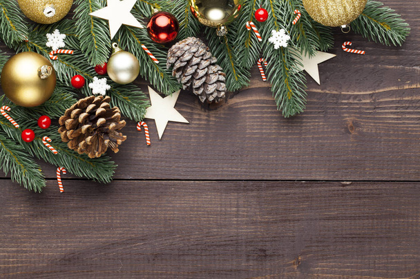 Kerstmis of Nieuwjaar decoratie op houten achtergrond en ruimte voor een tekst - Foto, afbeelding