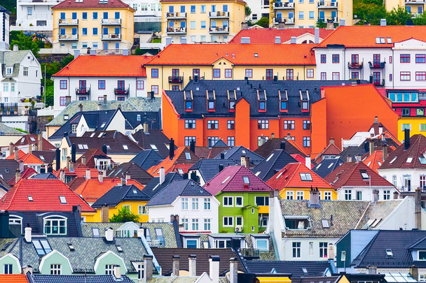 Luchtfoto van Bergen (Noorwegen) met kleurrijke huizen - Foto, afbeelding