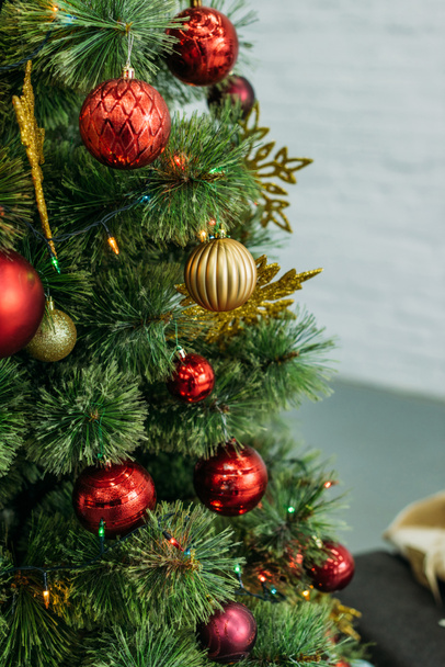 close-up shot of beautiful decorated christmas tree - Φωτογραφία, εικόνα