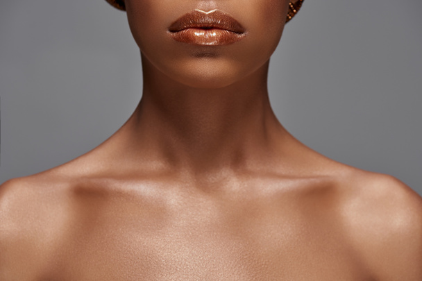partial view of african american woman with bare shoulders isolated on grey - Foto, afbeelding