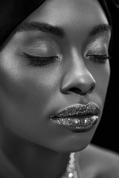 musta ja valkoinen kuva tyylikäs afrikkalainen amerikkalainen nainen silmät kiinni eristetty musta
 - Valokuva, kuva