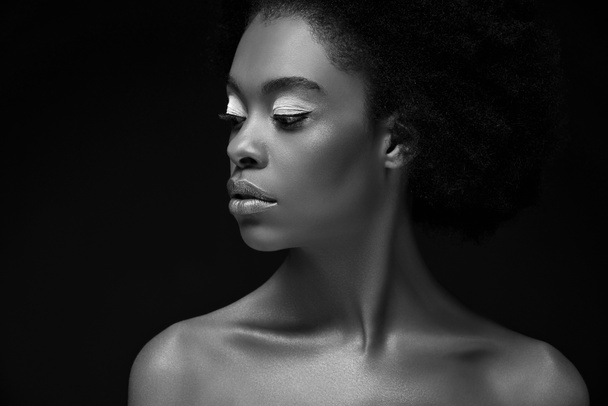 μαύρο και άσπρο φωτογραφία από όμορφη αφρικανική αμερικανική γυναίκα που απομονώνονται σε μαύρο - Φωτογραφία, εικόνα