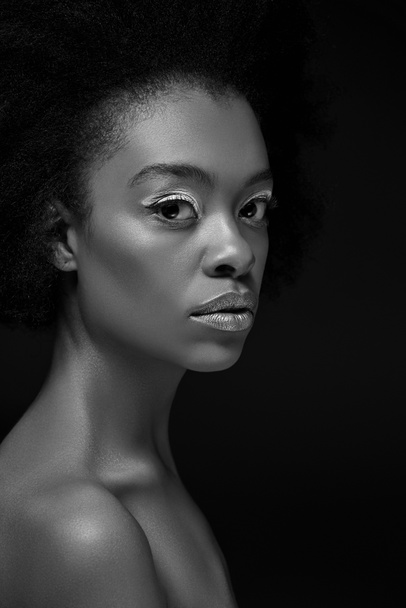 Schwarz-Weiß-Foto einer nachdenklichen Afroamerikanerin isoliert auf Schwarz - Foto, Bild
