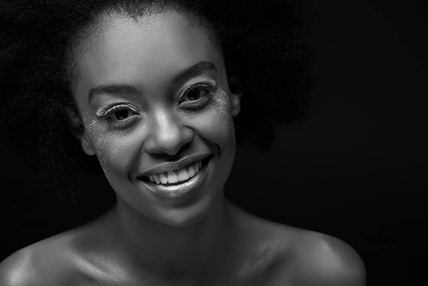 foto en blanco y negro de la alegre mujer afroamericana aislada en negro
 - Foto, imagen