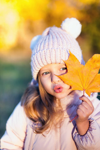 Autumn outdoor portrait of girl holds leaf - Φωτογραφία, εικόνα