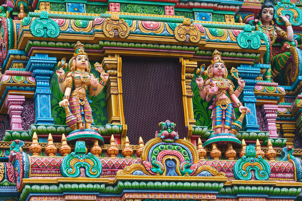 Deidades en la gopura del Templo Mariamman en Bangkok, Tailandia
 - Foto, Imagen