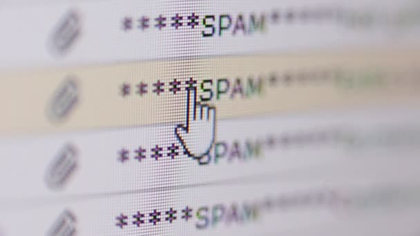 Close-up beelden van stapel van spam e-mail letters weergegeven op het computerscherm - Video