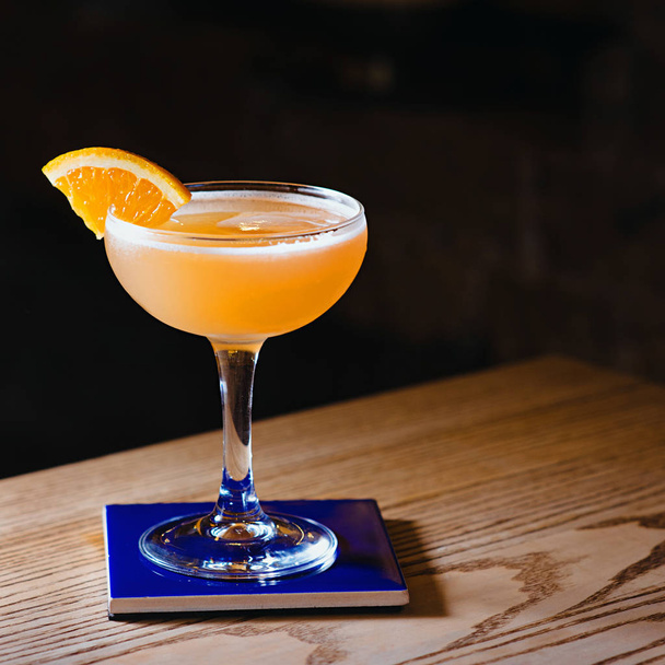 coquetel de álcool cor de laranja com cítricos em vidro elegante o bar
 - Foto, Imagem