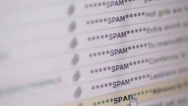 Close-up beelden van stapel van spam e-mail letters weergegeven op het computerscherm - Video