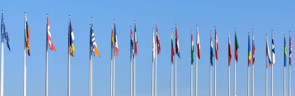 Nationalflaggen der europäischen Länder auf blauem Himmel - Foto, Bild