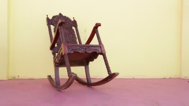 pusty fotel na biegunach na Starym brudnym tarasie na Filipinach - Materiał filmowy, wideo