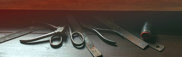 Επιφάνεια εργασίας του υποδηματοποιού. Παλιά εργαλεία στο ξύλινο τραπέζι. Κατάστημα του υποδηματοποιού. Μέσα στο χώρο εργασίας του τσαγκάρη. Vintage στυλ. Παπούτσια maker εργαλεία - Φωτογραφία, εικόνα
