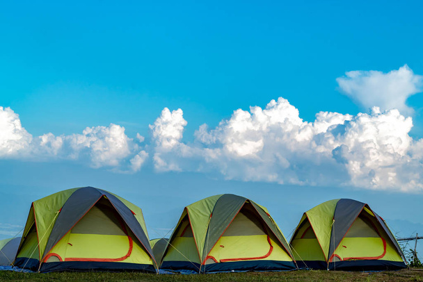 Çadır ve arka plan gökyüzü ve dağ görünümleri. - Fotoğraf, Görsel