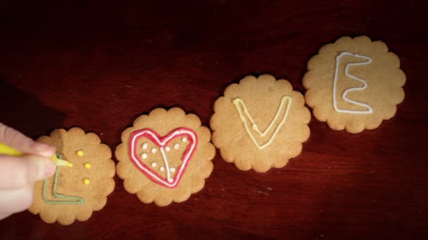 Drawing on ginger cookies. The word love - Footage, Video