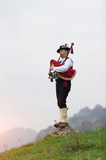 Bergamo säkkipilli. Pohjois-Italian perinteinen instrumentti, joka on samanlainen kuin skotlantilaiset instrumentit ja galician gaita
. - Valokuva, kuva