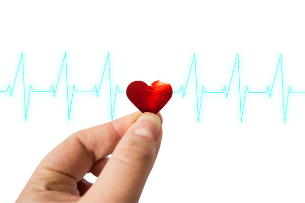 Концепція або червоний знак серця або символ, що тримається в руці людини на білому тлі з синьою лінією пульсу. Метафора медицини, охорони здоров'я або кардіології. Відсічний контур
. - Фото, зображення