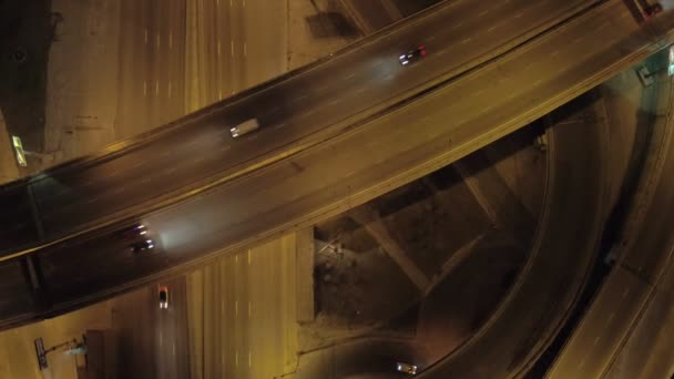Letecké zobrazení kruhový objezd v noci, dopravní výměny a silničních křižovatek v Kyjevě. Ukrajina. Evropa - Záběry, video