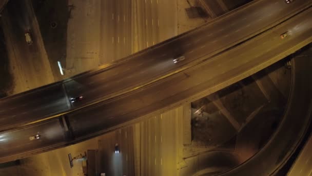 Vue aérienne du rond-point la nuit, échangeurs de transport et carrefours routiers à Kiev. Ukraine. Europe
 - Séquence, vidéo