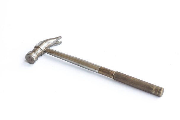 Старинный стальной молоток для плотника на белом фоне, изолированный молоток ручки винтажный
 - Фото, изображение