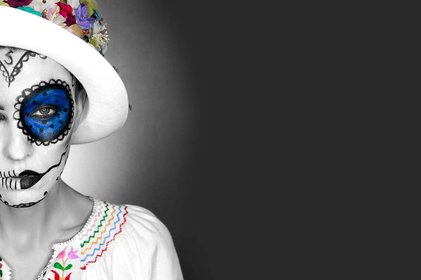 Belle femme avec un chapeau de maquillage d'Halloween et une tenue mexicaine nationale
 - Photo, image