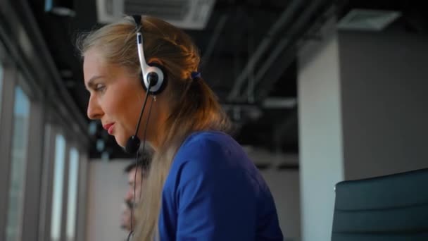 Young businesswoman talking on headset with perfect smile. - Πλάνα, βίντεο
