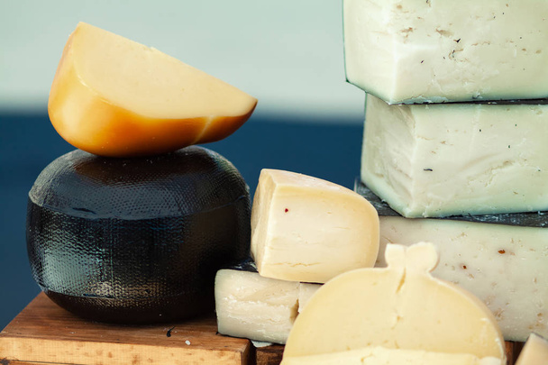 Organiczne, domowej roboty ser o Targi sera. Produkcji zdrowej żywności - Zdjęcie, obraz