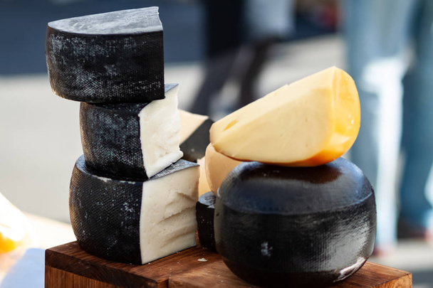 Органический домашний сыр на сырной ярмарке. Здоровое производство продуктов питания
 - Фото, изображение