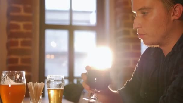 Een man in het drinken van bier uit het glas - Video